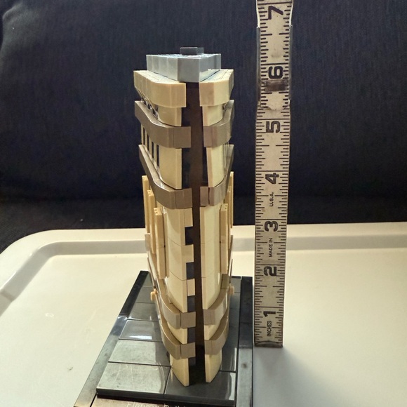 LEGO Architecture Flatiron NYC Building - Picture 6 of 7